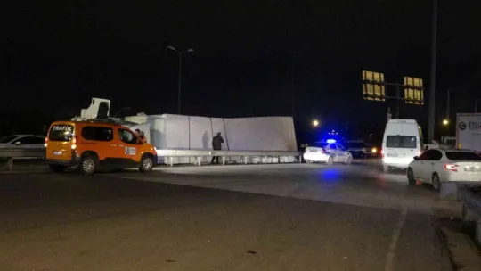 Körfez gişelerinde kağıt yüklü tır devrildi