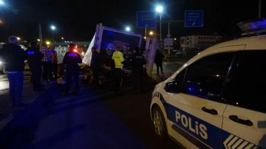 Körfez gişelerinde kağıt yüklü tır devrildi