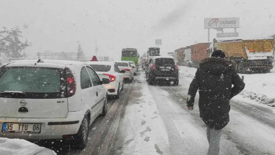 TEM Otoyolu ile D-100 karayolu İstanbul istikameti ulaşıma kapandı