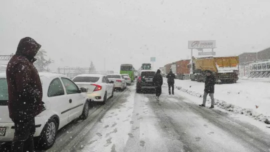 TEM Otoyolu ile D-100 karayolu İstanbul istikameti ulaşıma kapandı