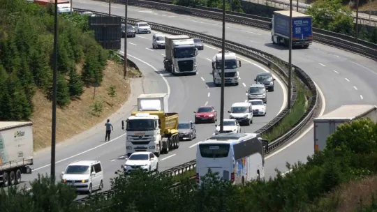TEM Otoyolu Kocaeli geçişinde bayram dönüşü yoğunluğu