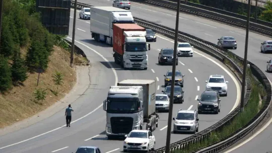 TEM Otoyolu Kocaeli geçişinde bayram dönüşü yoğunluğu