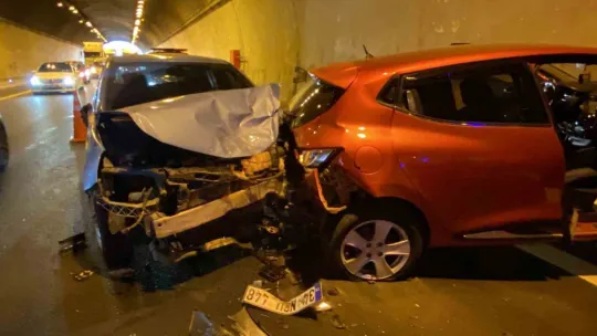 TEM Otoyolu'nda 7 araç kazaya karıştı: 5 yaralı