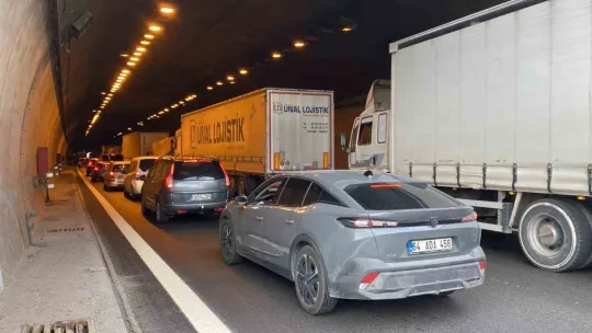 TEM Otoyolu'nda 7 araç kazaya karıştı: 5 yaralı