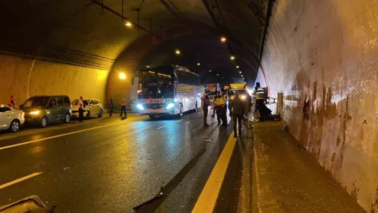 TEM Otoyolu'nda 7 araç kazaya karıştı: 5 yaralı