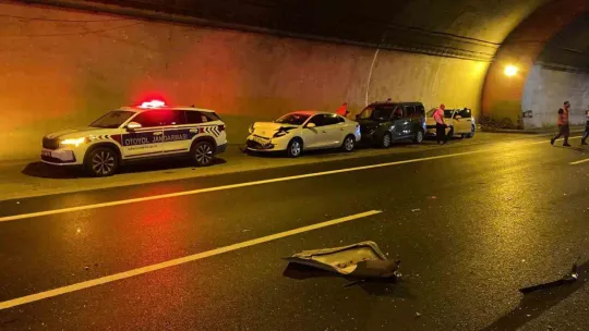 TEM Otoyolu'nda 7 araç kazaya karıştı: 5 yaralı