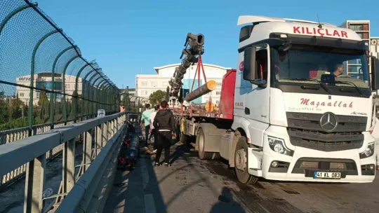 TEM Otoyolu'nda demir yüklü tır devrildi: 1 yaralı