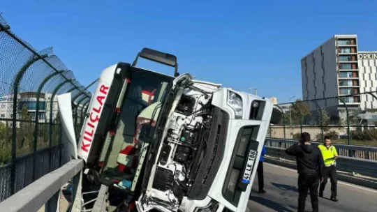 TEM Otoyolu'nda demir yüklü tır devrildi: 1 yaralı