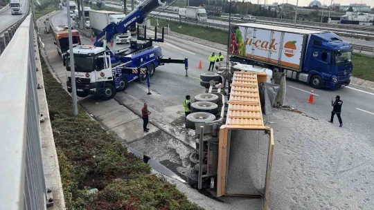 TEM Otoyolu'nda mıcır yüklü kamyon devrildi