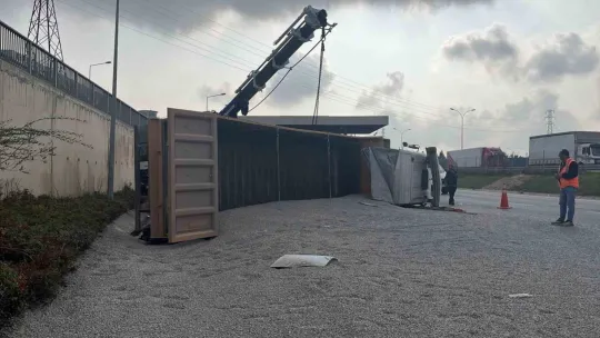 TEM Otoyolu'nda mıcır yüklü kamyon devrildi