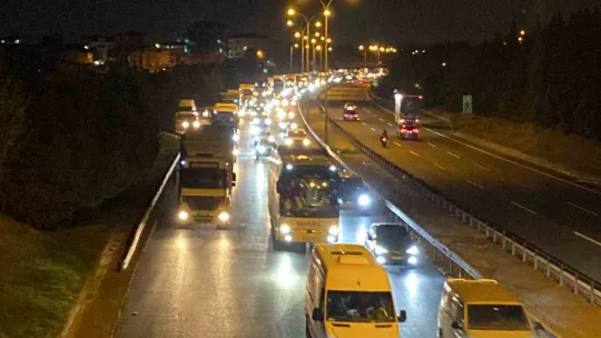 TEM Otoyolu'nda seyir halindeki araç alev topuna döndü