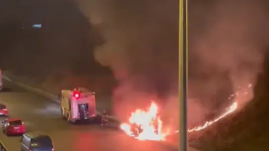 TEM Otoyolu'nda seyir halindeki araç alev topuna döndü