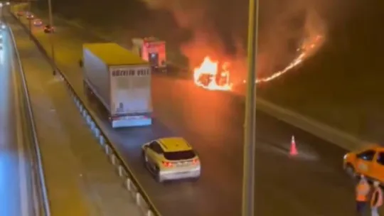 TEM Otoyolu'nda seyir halindeki araç alev topuna döndü