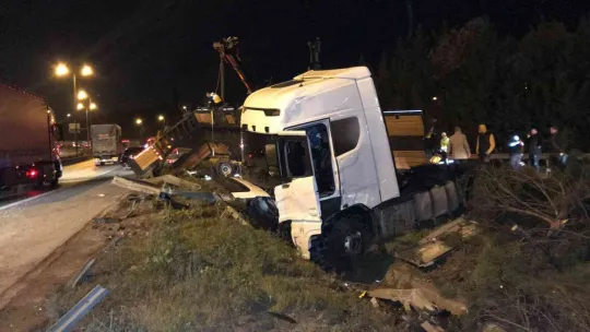 TEM Otoyolu'nda tır devrildi