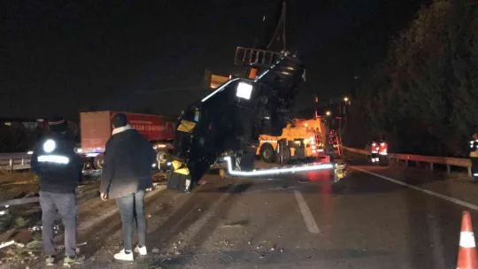 TEM Otoyolu'nda tır devrildi