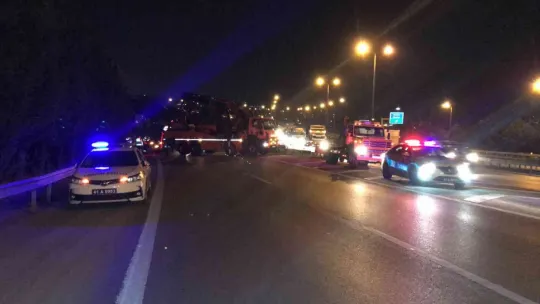 TEM Otoyolu'nda tır devrildi