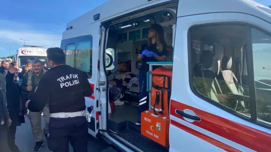TEM'de yolcu otobüsü tıra çarptı: 13 yaralı