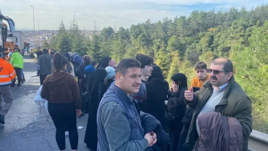 TEM'de yolcu otobüsü tıra çarptı: 13 yaralı