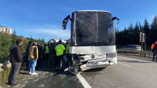 TEM'de yolcu otobüsü tıra çarptı: 13 yaralı
