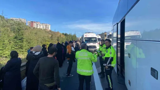 TEM'de yolcu otobüsü tıra çarptı: 13 yaralı