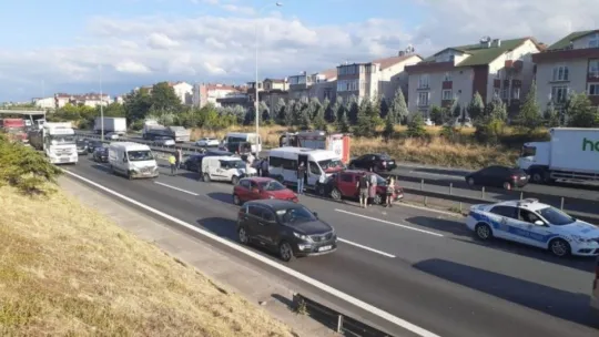 TEM Otoyolu'nda 5 araç çarpıştı: 1 yaralı!