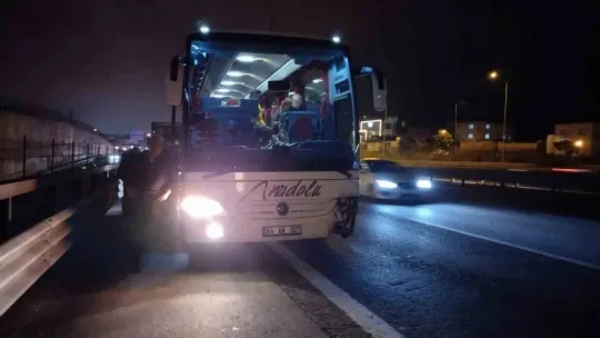 TEM Otoyolunda feci kaza: Araç ikiye bölündü