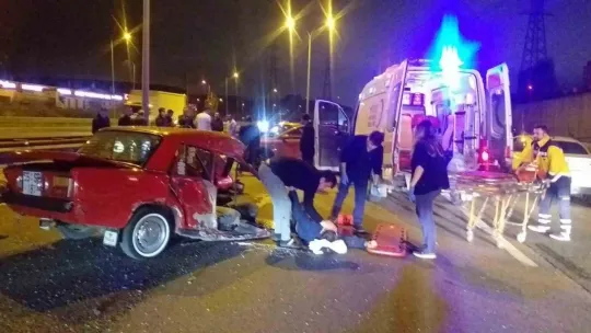 TEM Otoyolunda feci kaza: Araç ikiye bölündü