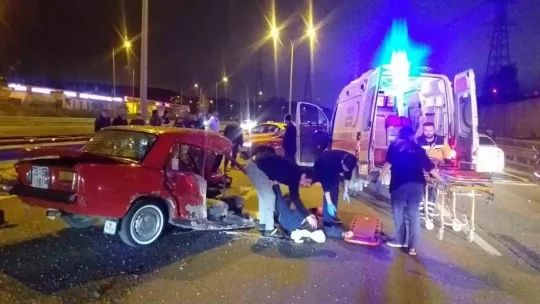 TEM Otoyolunda feci kaza: Araç ikiye bölündü