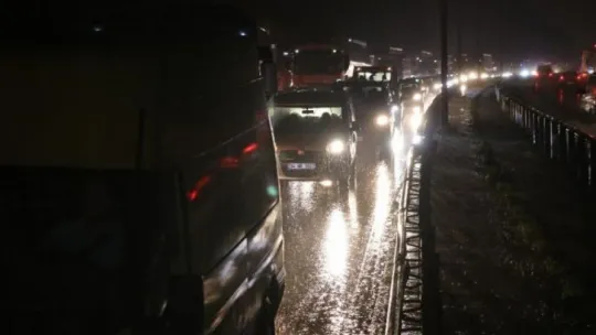 TEM Otoyolu'nda kayan toprak trafiği felç etti