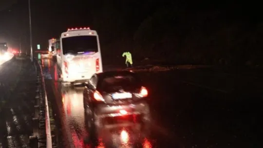 TEM Otoyolu'nda kayan toprak trafiği felç etti