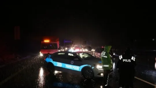 TEM Otoyolu'nda kayan toprak trafiği felç etti