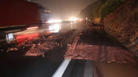 TEM Otoyolu'nda kayan toprak trafiği felç etti