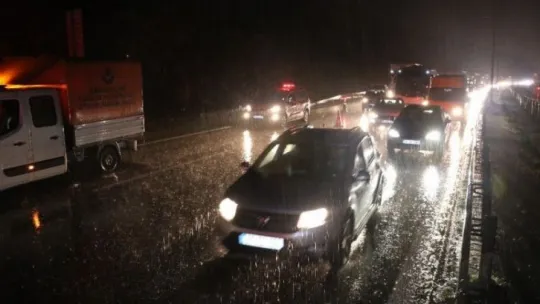 TEM Otoyolu'nda kayan toprak trafiği felç etti