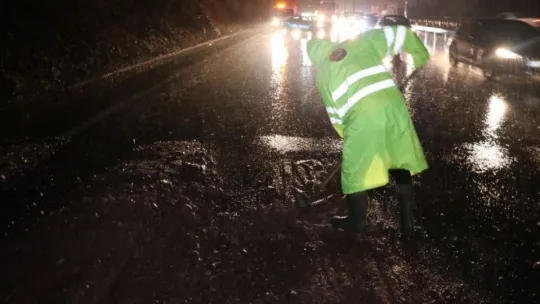 TEM Otoyolu'nda kayan toprak trafiği felç etti