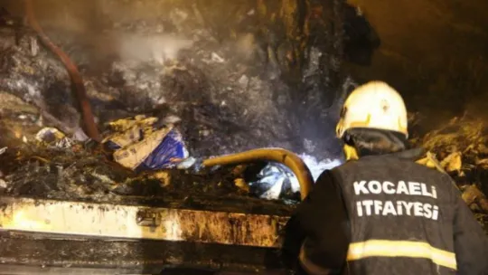 TEM Otoyolu'nda tır alevlere teslim oldu