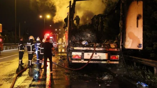 TEM Otoyolu'nda tır alevlere teslim oldu