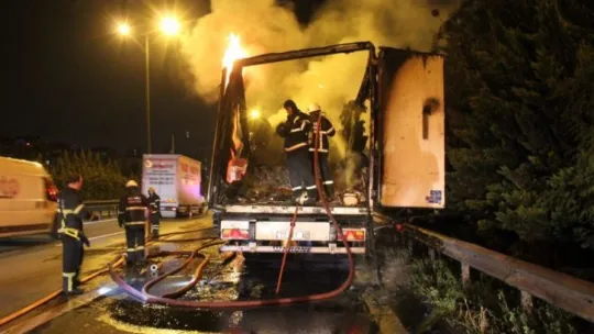 TEM Otoyolu'nda tır alevlere teslim oldu