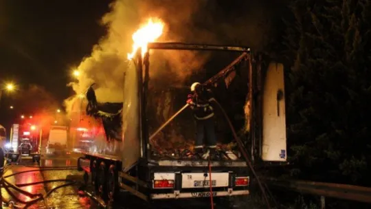 TEM Otoyolu'nda tır alevlere teslim oldu