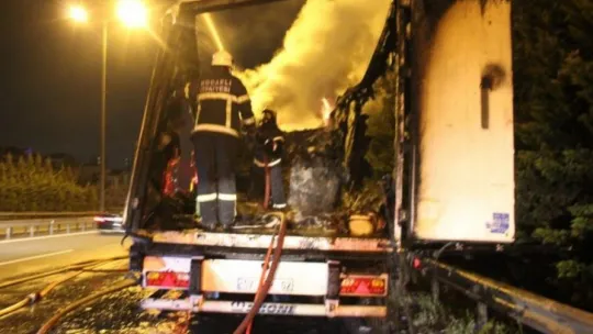 TEM Otoyolu'nda tır alevlere teslim oldu