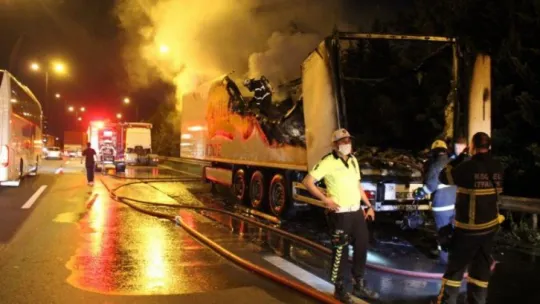 TEM Otoyolu'nda tır alevlere teslim oldu