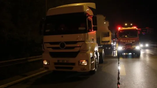 TEM Otoyolu'nda tır alevlere teslim oldu