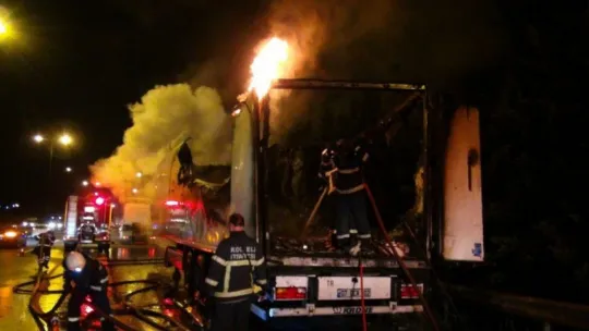 TEM Otoyolu'nda tır alevlere teslim oldu