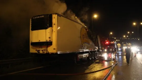 TEM Otoyolu'nda tır alevlere teslim oldu