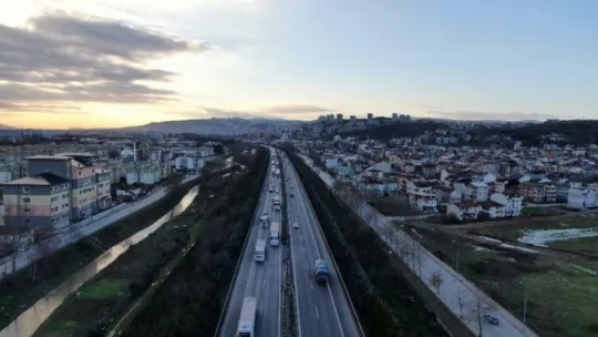 TEM'de 3 araç çarpıştı: 4 yaralı