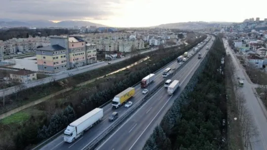 TEM'de 3 araç çarpıştı: 4 yaralı
