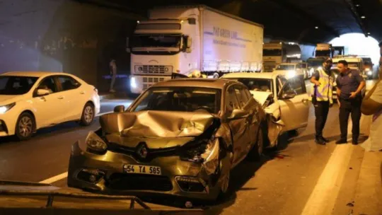 TEM'de 5 araç birbirine girdi: 5 yaralı!