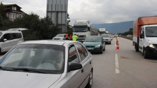 TEM'de araç bariyerlere çarparak savruldu: 2 yaralı!