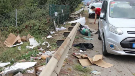 TEM'de araç bariyerlere çarparak savruldu: 2 yaralı!