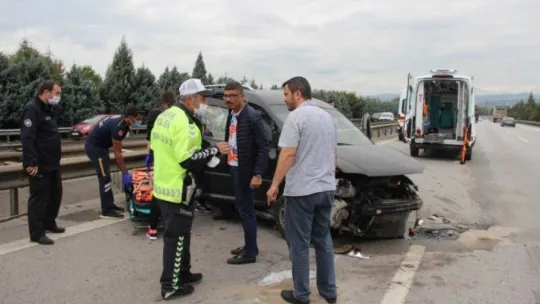 TEM'de araç bariyerlere çarparak savruldu: 2 yaralı!