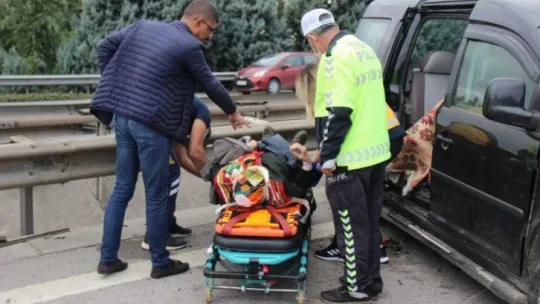 TEM'de araç bariyerlere çarparak savruldu: 2 yaralı!